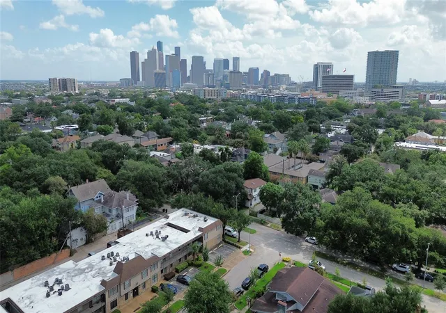 2nd image of 606 Marshall St, Houston, TX 77006
