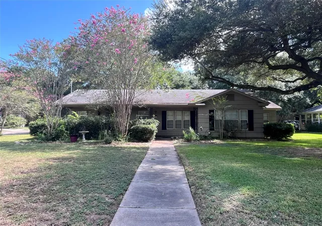 Photo 2 of Single family home for sale at 120 W Stockbridge St, Eagle Lake, TX 77434 | MLS# 30553789 | Listing updated on 2026-09-03