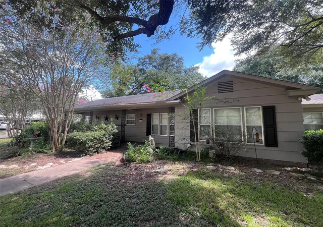 Photo 4 of Single family home for sale at 120 W Stockbridge St, Eagle Lake, TX 77434 | MLS# 30553789 | Listing updated on 2026-09-03