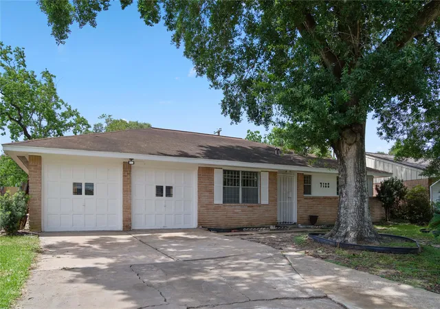 Photo 2 of Single family home for sale at 7122 Tanager St, Houston, TX 77074 | MLS# 14203874 | Listing updated on 2026-09-19