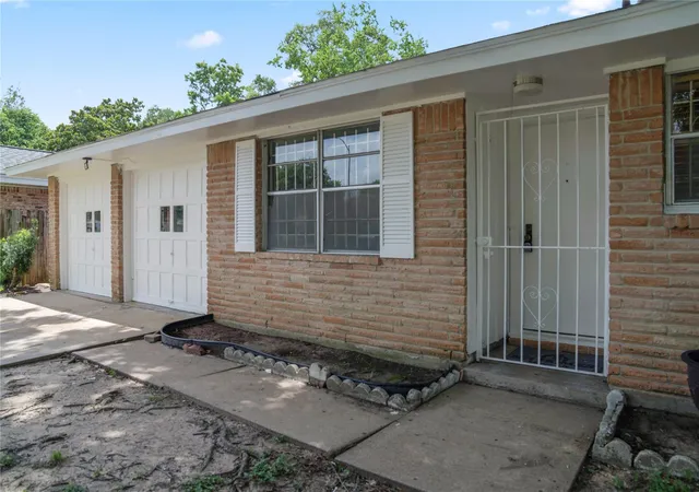 Photo 3 of Single family home for sale at 7122 Tanager St, Houston, TX 77074 | MLS# 14203874 | Listing updated on 2026-09-19