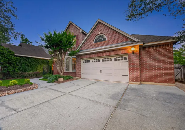Photo 3 of Single family home for sale at 10 Mirror Ridge Dr, Spring, TX 77382 | MLS# 23795625 | Listing updated on 2026-09-13
