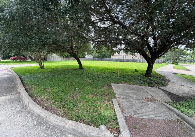 Photo 3 of Sale Pending at 9002 Cliffwood Dr, Houston, TX 77096 | MLS# 31449278 | Listing updated on 2026-09-11