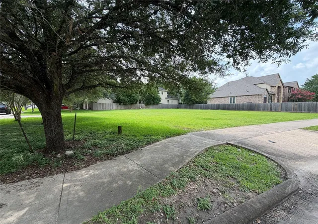 Photo 3 of Sale Pending at 9002 Cliffwood Dr, Houston, TX 77096 | MLS# 31449278 | Listing updated on 2026-09-11