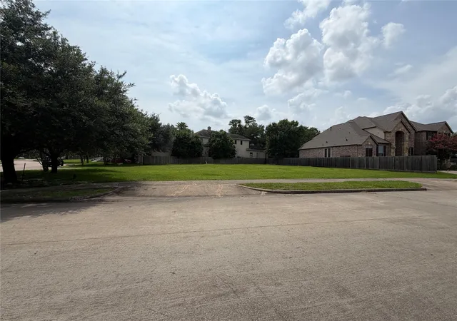Photo 4 of Sale Pending at 9002 Cliffwood Dr, Houston, TX 77096 | MLS# 31449278 | Listing updated on 2026-09-11