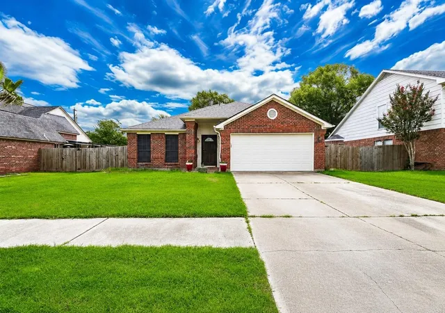 2nd image of 4525 Allegro Dr, Seabrook, TX 77586 | MLS# 23181586