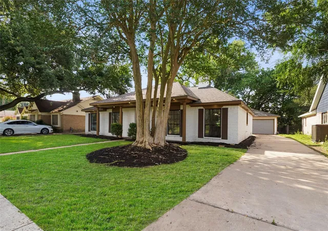 3rd image of 6011 Green Falls Dr, Houston, TX 77088 | MLS# 60838250