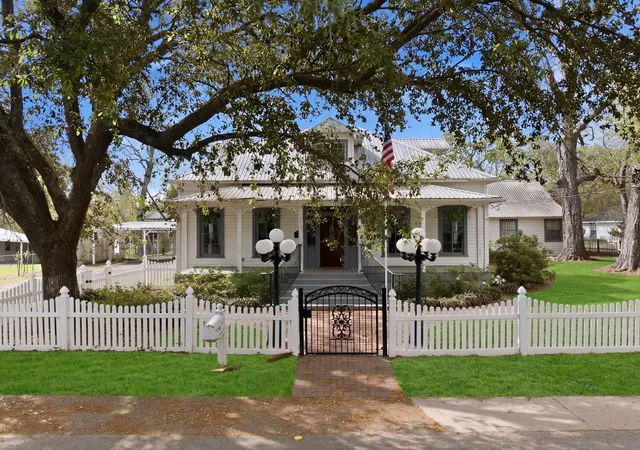 Photo 2 of Single family home for sale at 705 College St, Montgomery, TX 77356 | MLS# 11959730 | Listing updated on 2026-07-03
