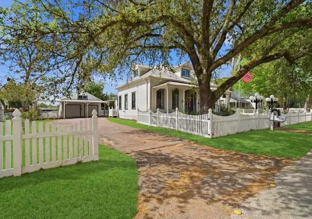 Photo 3 of Single family home for sale at 705 College St, Montgomery, TX 77356 | MLS# 11959730 | Listing updated on 2026-07-03