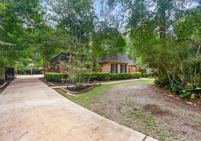 2nd image of 1216 Oak Hollow Dr, Dickinson, TX 77539 | MLS# 12247443