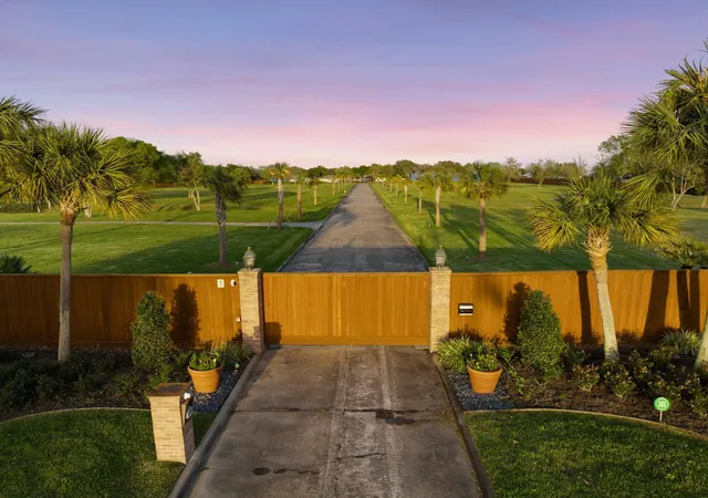 43rd image of 102 S R St, La Porte, TX 77571 | MLS# 45080608