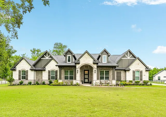 Photo 2 of Single family home for sale at 902 Redbird Ct, Angleton, TX 77515 | MLS# 75625325 | Listing updated on 2026-09-21