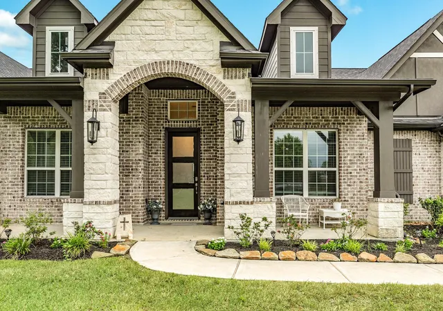 Photo 3 of Single family home for sale at 902 Redbird Ct, Angleton, TX 77515 | MLS# 75625325 | Listing updated on 2026-09-21