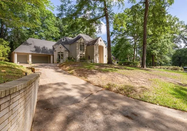 Photo 3 of Single family home for sale at 555 Willow Dr, Jasper, TX 75951 | MLS# 4554283 | Listing updated on 2026-08-19