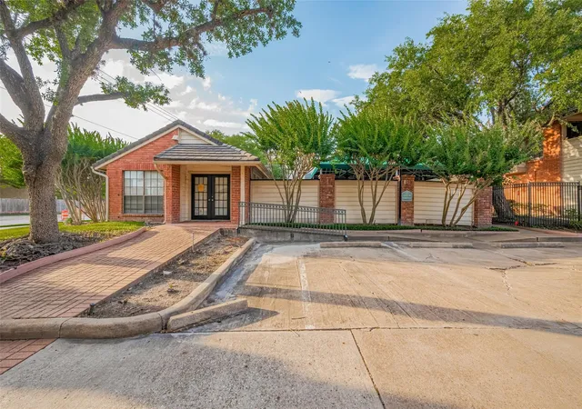 2nd image of 2211 S Kirkwood Rd, Houston, TX 77077