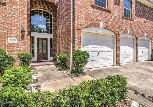4th image of 2103 Blue Water Bay Dr, Katy, TX 77494 | MLS# 22735470