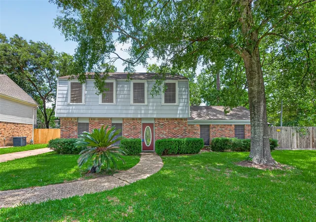 Photo 3 of Sale Pending at 2239 Parkdale Dr, Kingwood, TX 77339 | MLS# 42977985 | Listing updated on 2026-09-02