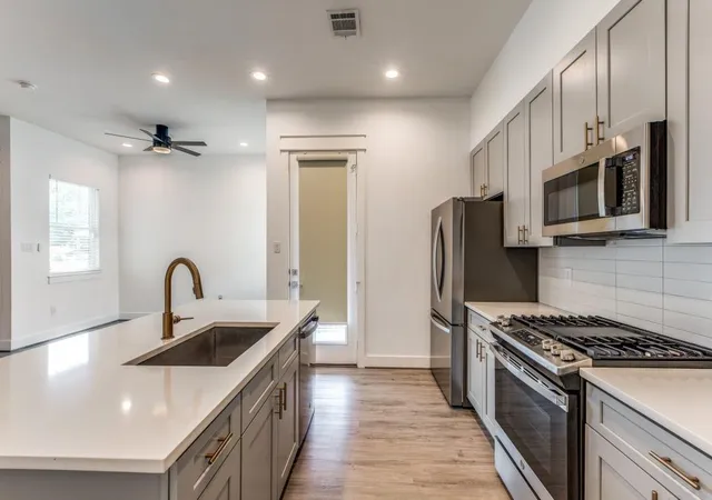 4th image of 728 E 38Th St, Houston, TX 77022 | MLS# 93178409