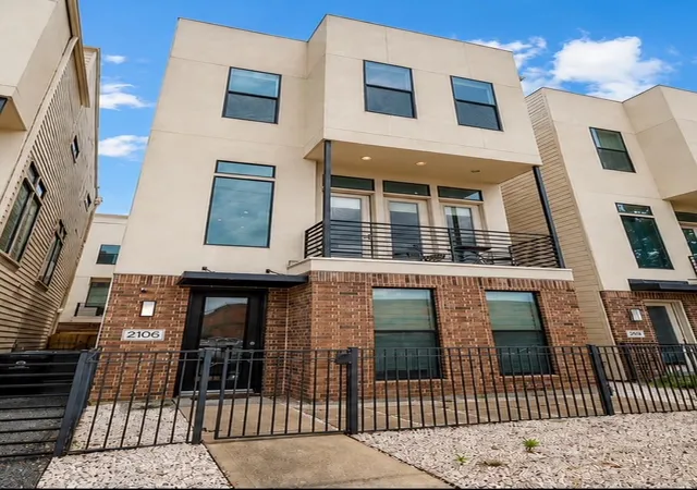 1st image of 2106 Sabine St, Houston, TX 77007 | MLS# 49259419