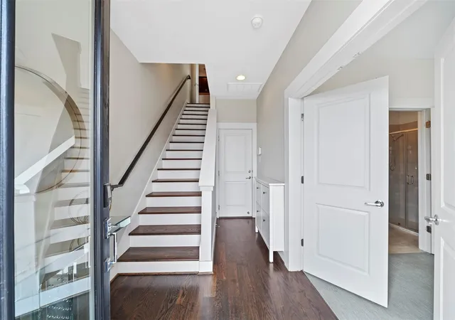 2nd image of 2106 Sabine St, Houston, TX 77007 | MLS# 49259419
