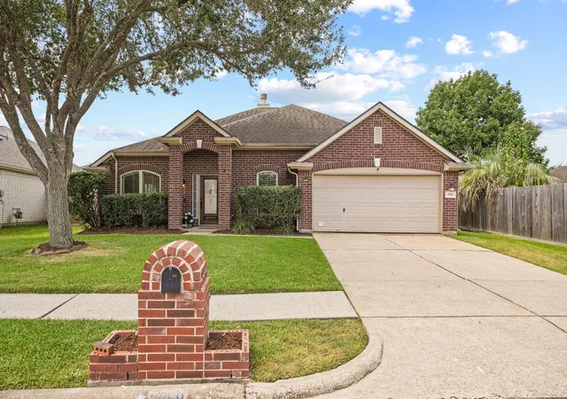 Photo 1 of Sale Pending at 4926 Quiet Canyon Dr, Friendswood, TX 77546 | MLS# 32121654 | Listing updated on 2026-09-05