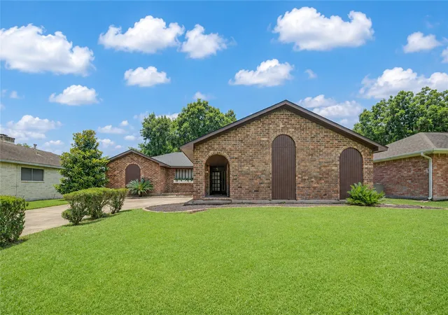 Photo 2 of Single family home for sale at 10526 Sageberry Dr, Houston, TX 77089 | MLS# 73421936 | Listing updated on 2026-09-17