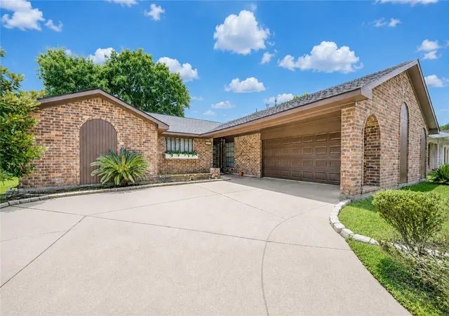 Photo 3 of Single family home for sale at 10526 Sageberry Dr, Houston, TX 77089 | MLS# 73421936 | Listing updated on 2026-09-17