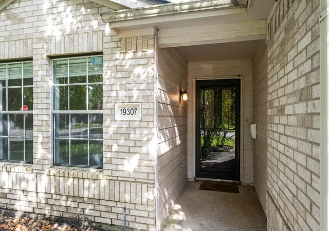 Homes for sale in Tomball, TX | 19307 Royal Isle Dr, Tomball, TX 77375 | MLS# 64454941