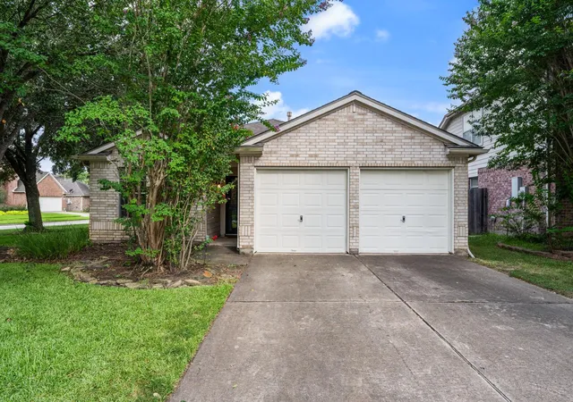 Homes for sale in Tomball, TX | 19307 Royal Isle Dr, Tomball, TX 77375 | MLS# 64454941