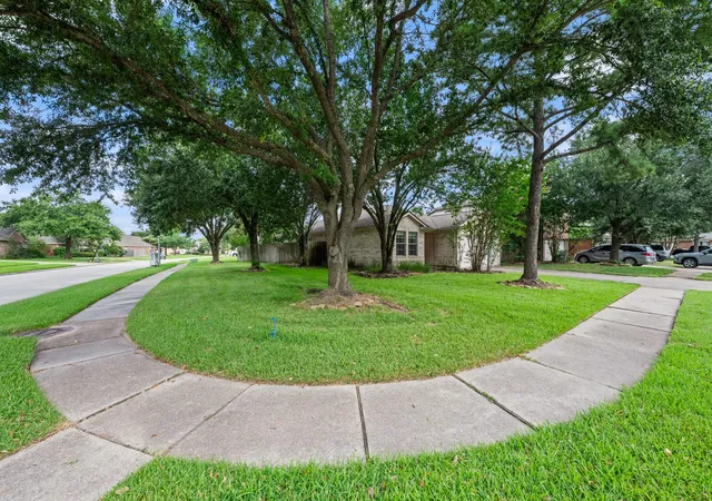 Homes for sale in Tomball, TX | 19307 Royal Isle Dr, Tomball, TX 77375 | MLS# 64454941