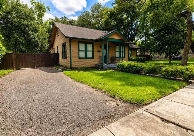 1st image of 315 S Johnson St, Alvin, TX 77511 | MLS# 74591781