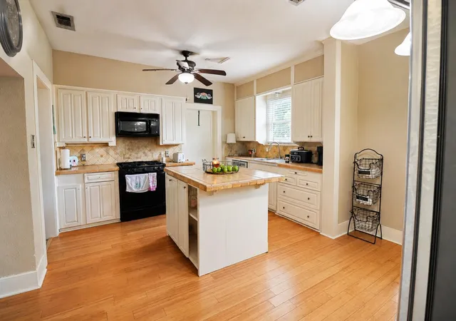 2nd image of 315 S Johnson St, Alvin, TX 77511 | MLS# 74591781