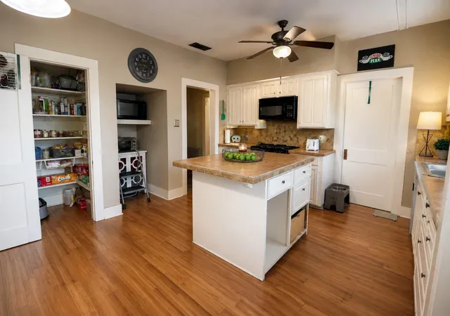 3rd image of 315 S Johnson St, Alvin, TX 77511 | MLS# 74591781