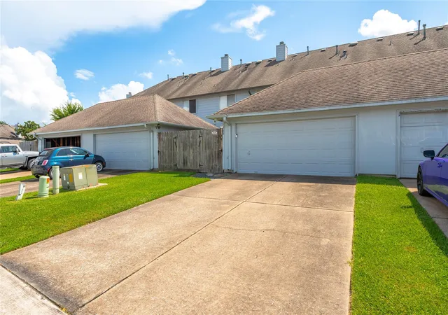 Photo 3 of Townhouse for sale at 1289 El Camino Village Dr, Houston, TX 77058 | MLS# 84737400 | Listing updated on 2026-08-27