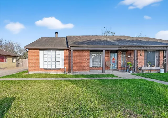 Photo 4 of Townhouse for sale at 9111 Benthos Dr, Houston, TX 77083 | MLS# 22350324 | Listing updated on 2026-09-11