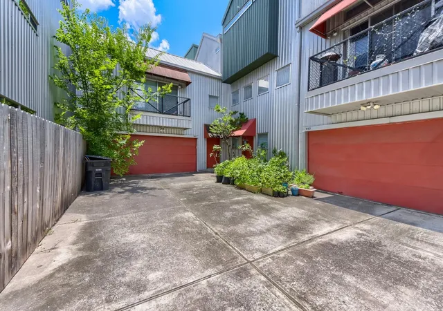 Photo 2 of Townhouse for sale at 905 Andrews St, Houston, TX 77019 | MLS# 40123032 | Listing updated on 2026-07-04