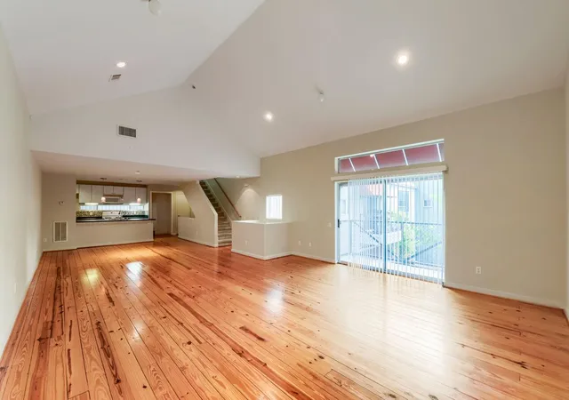 Photo 3 of Townhouse for sale at 905 Andrews St, Houston, TX 77019 | MLS# 40123032 | Listing updated on 2026-07-04