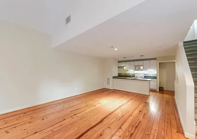 Photo 3 of Townhouse for sale at 905 Andrews St, Houston, TX 77019 | MLS# 40123032 | Listing updated on 2026-07-04