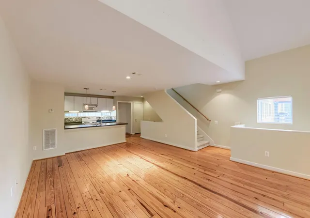 Photo 4 of Townhouse for sale at 905 Andrews St, Houston, TX 77019 | MLS# 40123032 | Listing updated on 2026-07-04