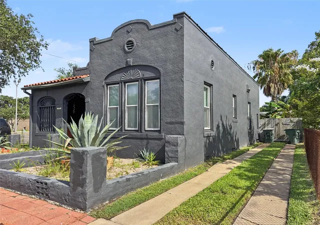 Photo 2 of Single family home for sale at 3814 Ursuline St, Galveston, TX 77550 | MLS# 31513433 | Listing updated on 2026-08-27