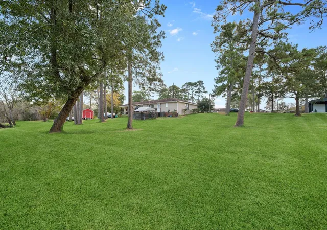 24th image of 203 N Bayou Bend Dr, Baytown, TX 77521 | MLS# 90443477