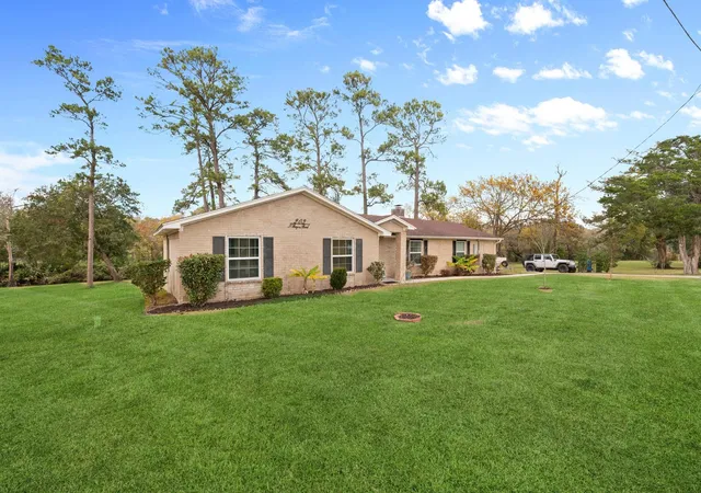 3rd image of 203 N Bayou Bend Dr, Baytown, TX 77521 | MLS# 90443477