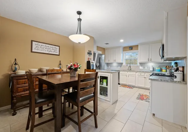 5th image of 203 N Bayou Bend Dr, Baytown, TX 77521 | MLS# 90443477