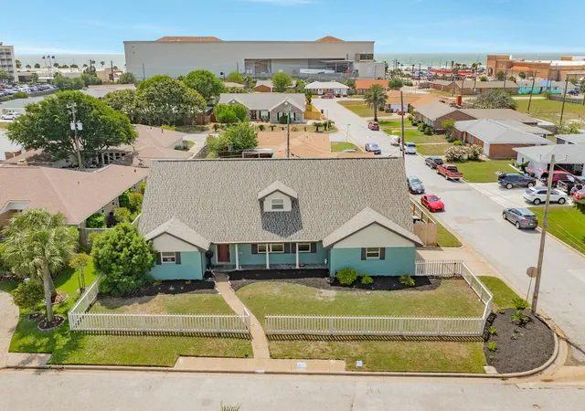 Photo 1 of Single family home for sale at 5525 Ibis Dr, Galveston, TX 77551 | MLS# 39569600 | Listing updated on 2026-09-15