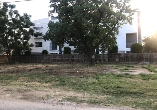 Photo 1 of Sale Pending at 1615 Holly St, Houston, TX 77007 | MLS# 87130187 | Listing updated on 2026-09-15