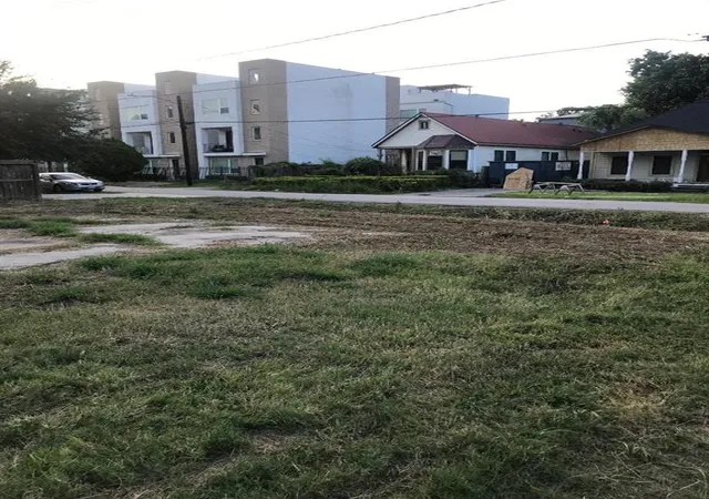 Photo 2 of Sale Pending at 1615 Holly St, Houston, TX 77007 | MLS# 87130187 | Listing updated on 2026-09-15