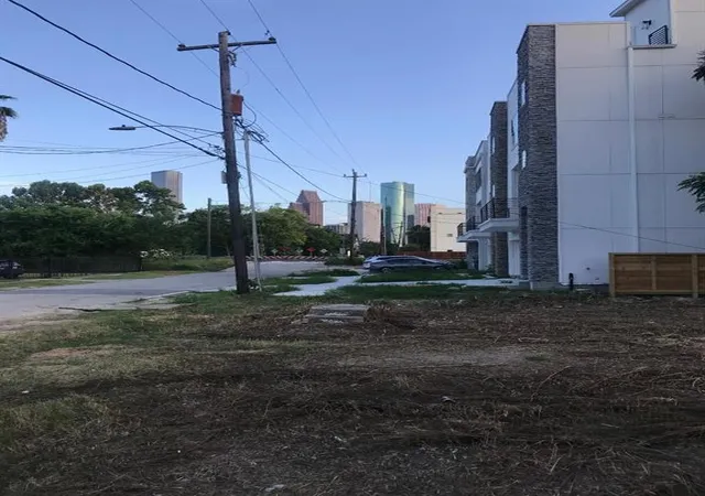 Photo 4 of Sale Pending at 1615 Holly St, Houston, TX 77007 | MLS# 87130187 | Listing updated on 2026-09-15