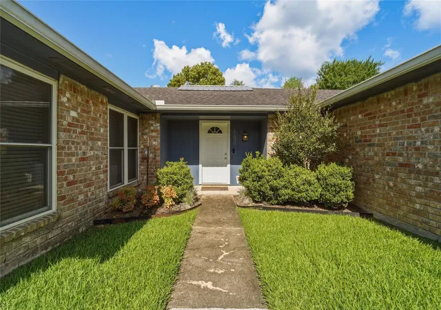 3rd image of 17330 Herrnhut Dr, Webster, TX 77598 | MLS# 26481817