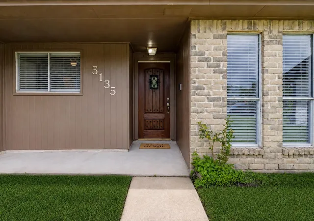 Photo 2 of Single family home for sale at 5135 Porter Ridge Dr, Houston, TX 77053 | MLS# 62828115 | Listing updated on 2026-08-31
