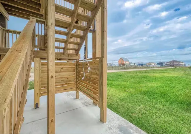 2nd image of 226 Bay Ave, Freeport, TX 77541 | MLS# 37159331